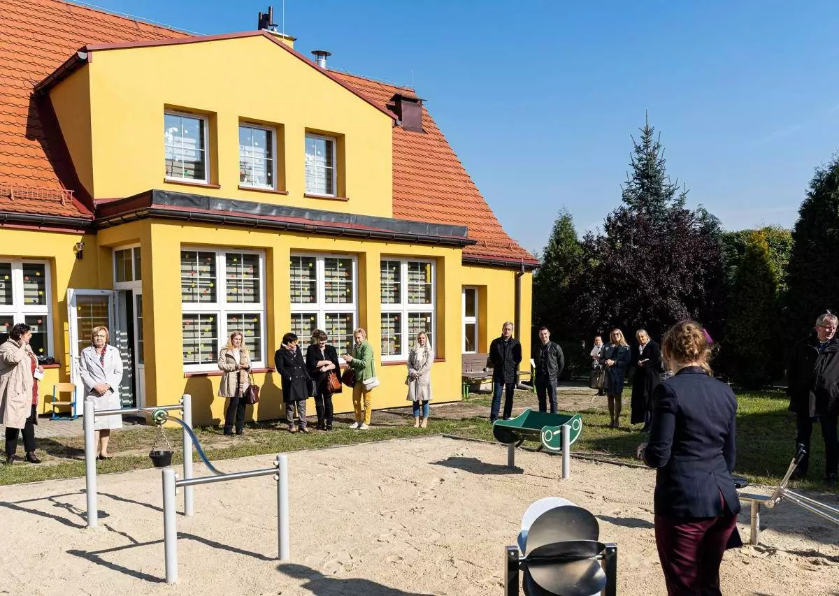 Przedszkolaki w Maciejowie mogą bawić się na nowym placu zabaw. Do ich dyspozycji oddano między innymi ścianę wspinaczkową, wodny wir i koparkę do piasku.