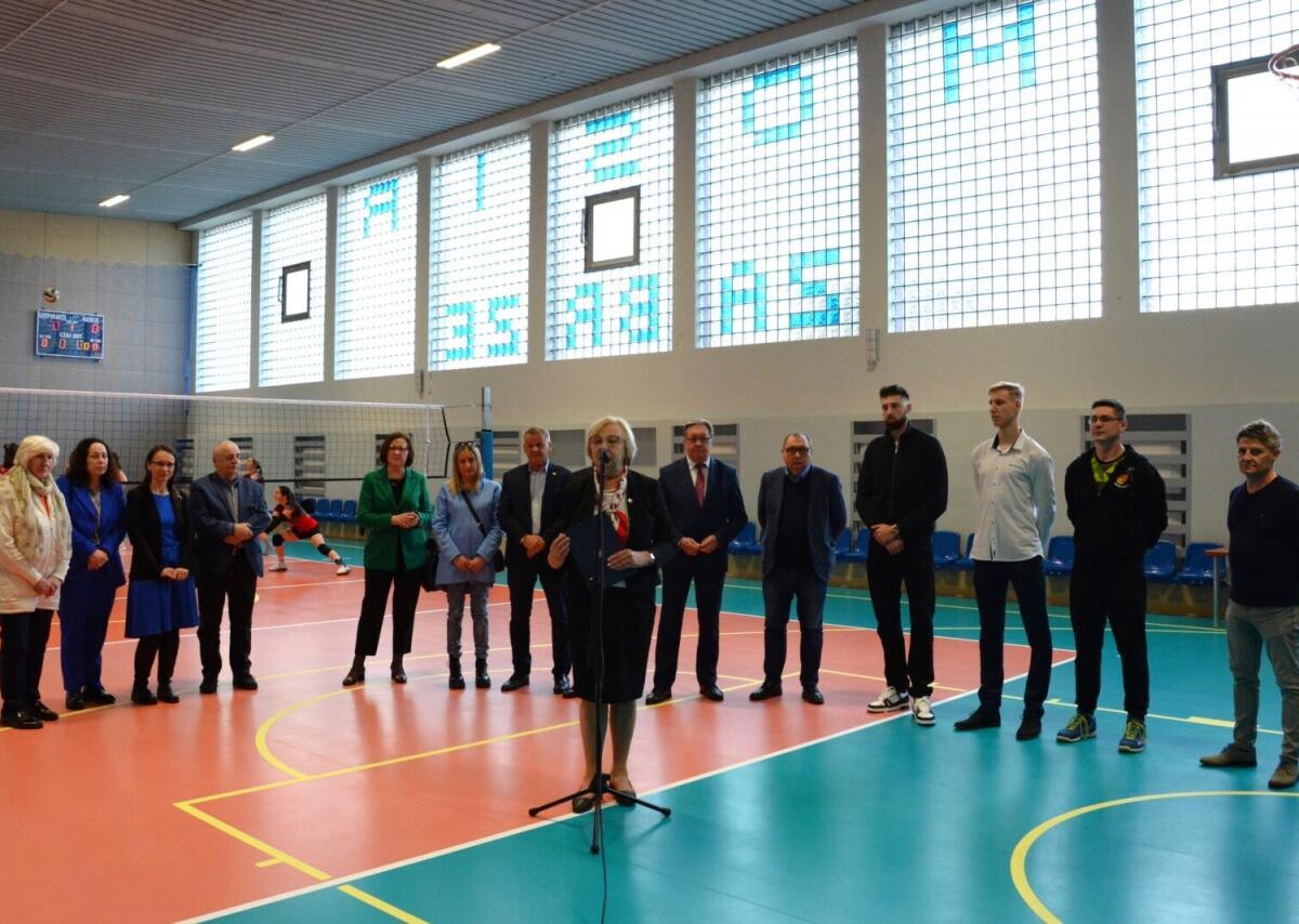Bartosz Bednorz, pochodzący z naszego miasta najlepszy polski siatkarz, uczestniczył w oddaniu do użytku wyremontowanej sali do siatkówki / fot. UM Zabrze