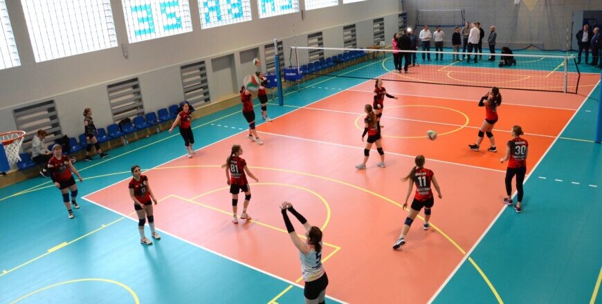 Bartosz Bednorz, pochodzący z naszego miasta najlepszy polski siatkarz, uczestniczył w oddaniu do użytku wyremontowanej sali do siatkówki / fot. UM Zabrze