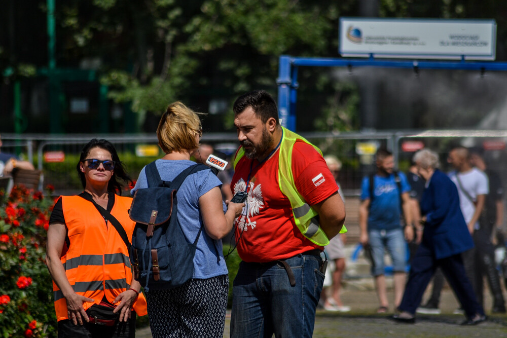 Emocje związane z tym wydarzeniem sięgnęły dziś zenitu, choć do żadnej parady de facto nie doszło. Artur Grala - organizator przedsięwzięcia - wziął w niej udział sam. Jak twierdził, ze względów bezpieczeństwa.  Przeciwników marszu przyszło ponad dwustu, a teren zabezpieczało kilkudziesięciu funkcjonariuszy, zarówno umundurowanych, jak i w cywilu.