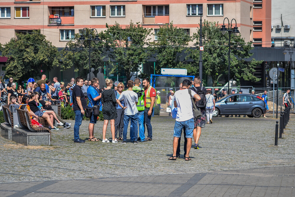 Emocje związane z tym wydarzeniem sięgnęły dziś zenitu, choć do żadnej parady de facto nie doszło. Artur Grala - organizator przedsięwzięcia - wziął w niej udział sam. Jak twierdził, ze względów bezpieczeństwa.  Przeciwników marszu przyszło ponad dwustu, a teren zabezpieczało kilkudziesięciu funkcjonariuszy, zarówno umundurowanych, jak i w cywilu.