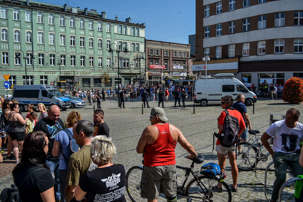 Emocje związane z tym wydarzeniem sięgnęły dziś zenitu, choć do żadnej parady de facto nie doszło. Artur Grala - organizator przedsięwzięcia - wziął w niej udział sam. Jak twierdził, ze względów bezpieczeństwa.  Przeciwników marszu przyszło ponad dwustu, a teren zabezpieczało kilkudziesięciu funkcjonariuszy, zarówno umundurowanych, jak i w cywilu.