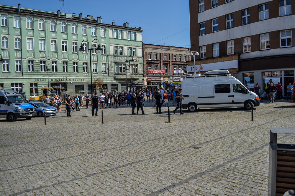 Emocje związane z tym wydarzeniem sięgnęły dziś zenitu, choć do żadnej parady de facto nie doszło. Artur Grala - organizator przedsięwzięcia - wziął w niej udział sam. Jak twierdził, ze względów bezpieczeństwa.  Przeciwników marszu przyszło ponad dwustu, a teren zabezpieczało kilkudziesięciu funkcjonariuszy, zarówno umundurowanych, jak i w cywilu.