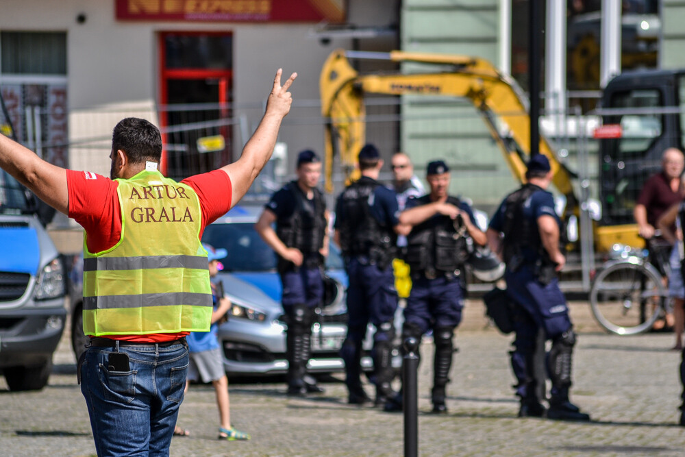 Emocje związane z tym wydarzeniem sięgnęły dziś zenitu, choć do żadnej parady de facto nie doszło. Artur Grala - organizator przedsięwzięcia - wziął w niej udział sam. Jak twierdził, ze względów bezpieczeństwa.  Przeciwników marszu przyszło ponad dwustu, a teren zabezpieczało kilkudziesięciu funkcjonariuszy, zarówno umundurowanych, jak i w cywilu.