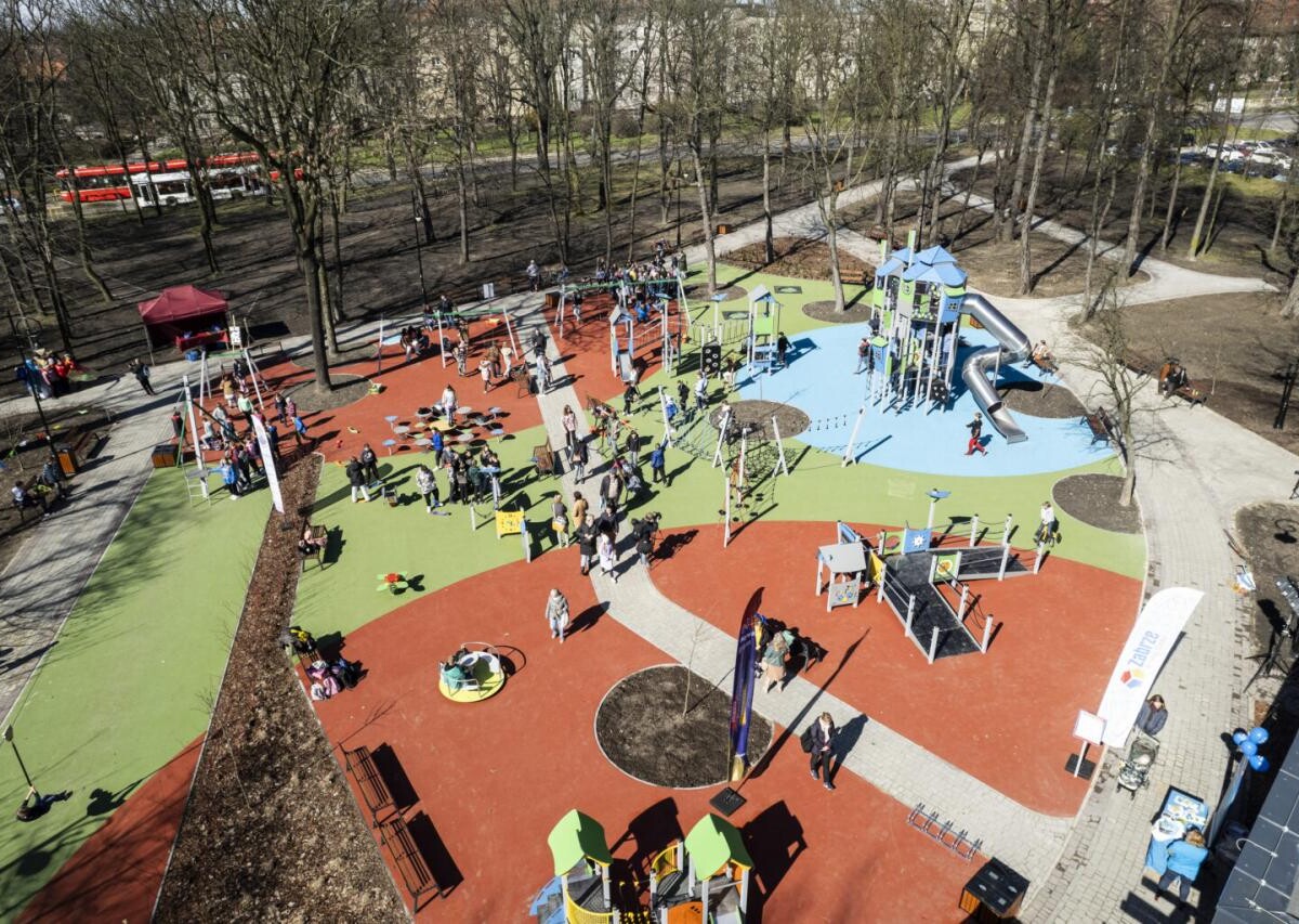 Szukasz idealnego miejsca na spędzenie czasu na świeżym powietrzu z całą rodziną ? Odwiedź Park Hutniczy, który przeszedł gruntowną modernizację / fot. UM Zabrze