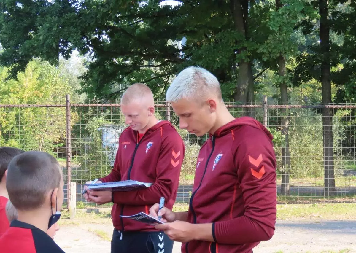Piłkarze Górnika Zabrze spotkali się dziś osobiście z małymi kibicami w dwóch zabrzańskich szkołach podstawowych. To dopiero początek akcji "Trójkolorowy powrót do szkoły".