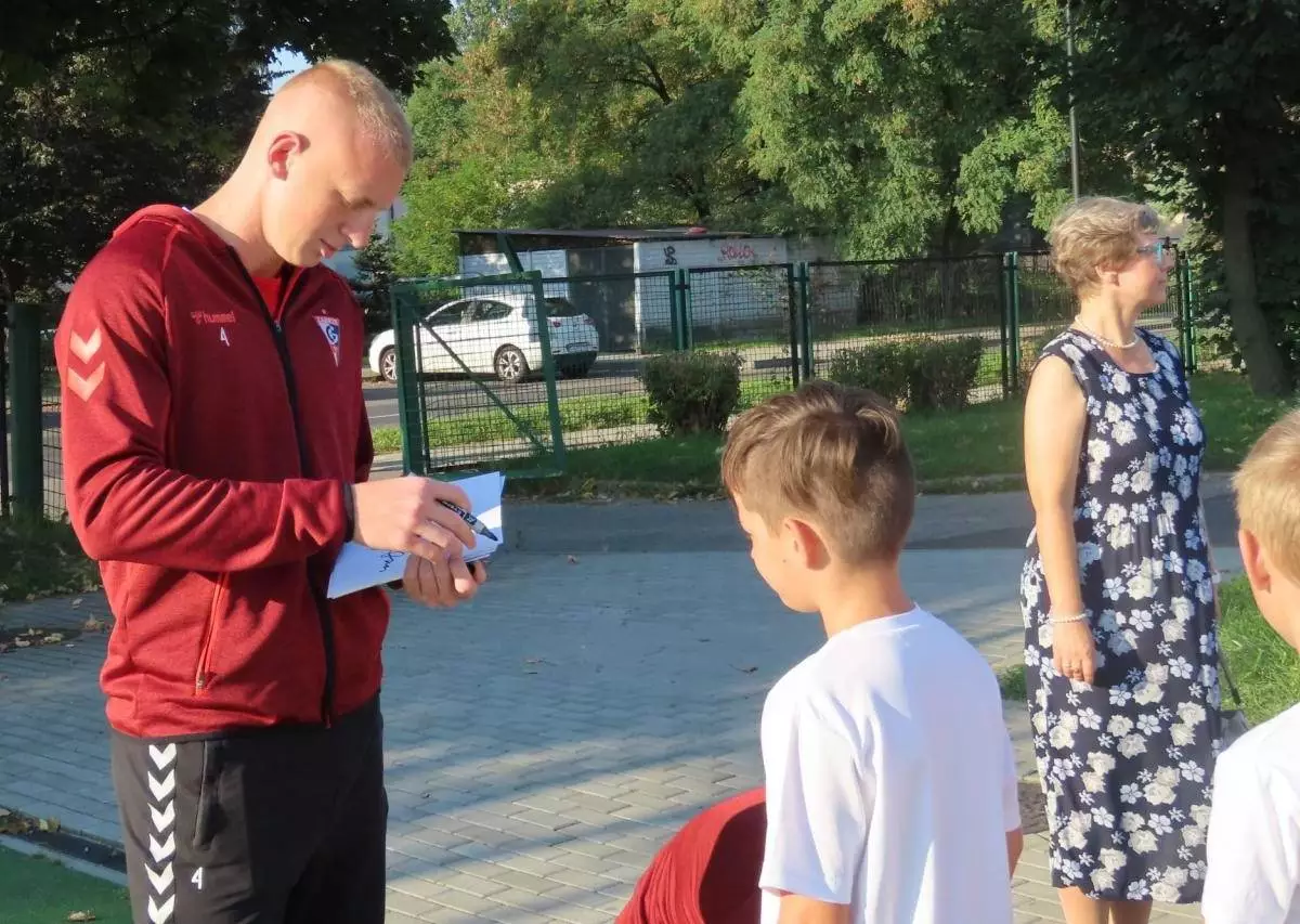 Piłkarze Górnika Zabrze spotkali się dziś osobiście z małymi kibicami w dwóch zabrzańskich szkołach podstawowych. To dopiero początek akcji "Trójkolorowy powrót do szkoły".