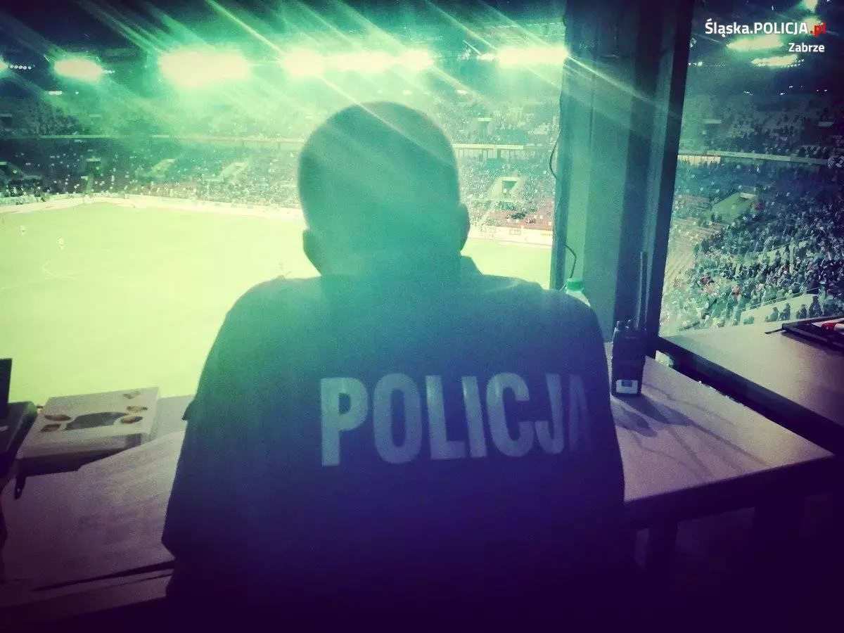 Policjanci dbali o bezpieczeństwo podczas piłkarskich zmagań