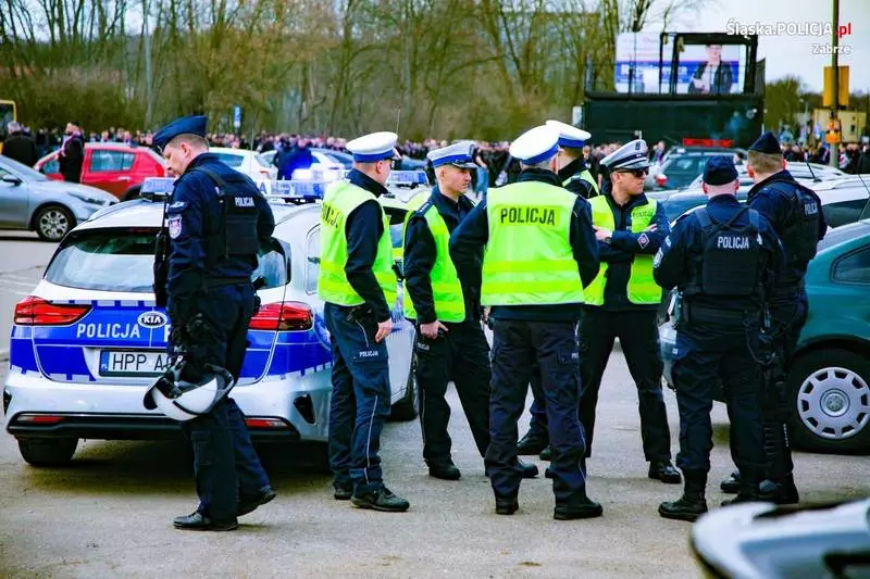Policjanci zabezpieczali wyjazd kibiców na derby śląska [FOTO]