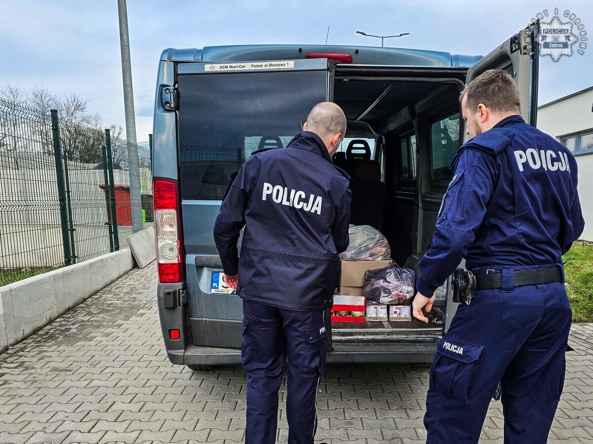 Policjanci i pracownicy zabrzańskiego garnizonu wsparli schronisko „Psitul mnie”, przekazując karmę, koce i środki czystości. Sprawdź, jak możesz pomóc bezdomnym zwierzętom / fot. KMP Zabrze