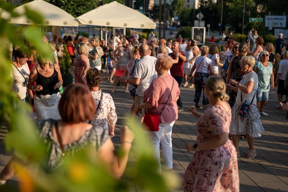 Taniec, zabawa i pozytywna energia – za nami Potańcówka na Placu Teatralnym!/fot. FB Ewa Weber