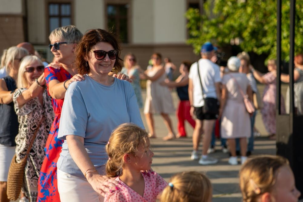Taniec, zabawa i pozytywna energia – za nami Potańcówka na Placu Teatralnym!/fot. FB Ewa Weber