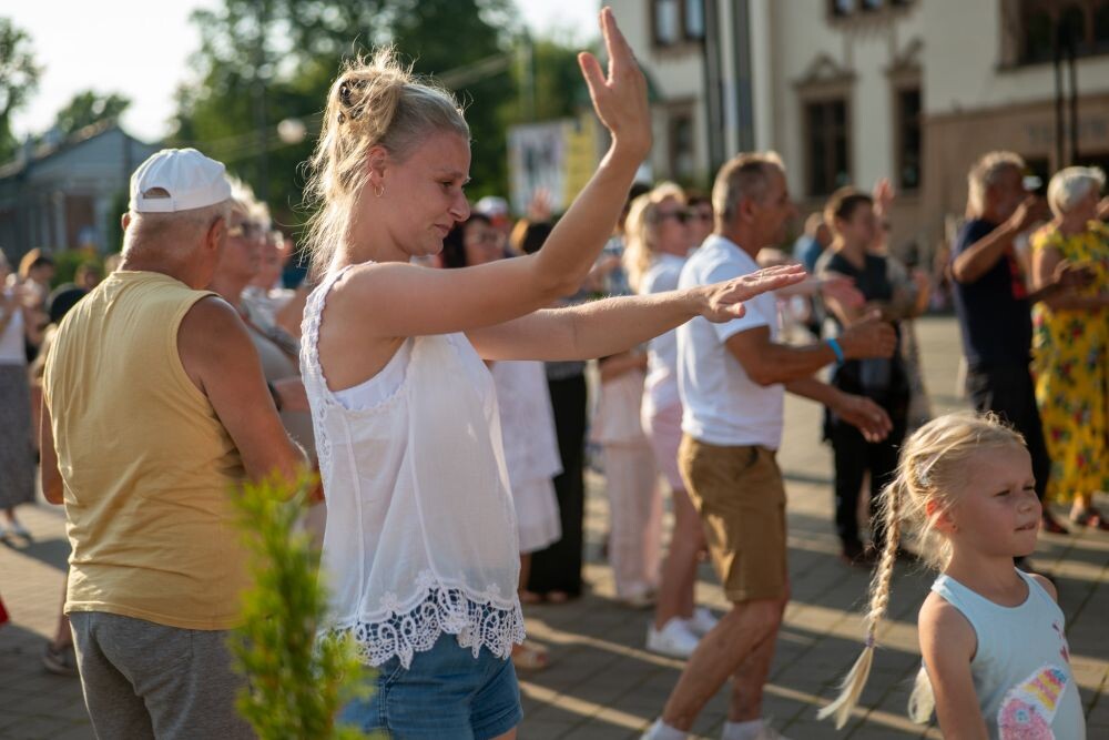 Taniec, zabawa i pozytywna energia – za nami Potańcówka na Placu Teatralnym!/fot. FB Ewa Weber