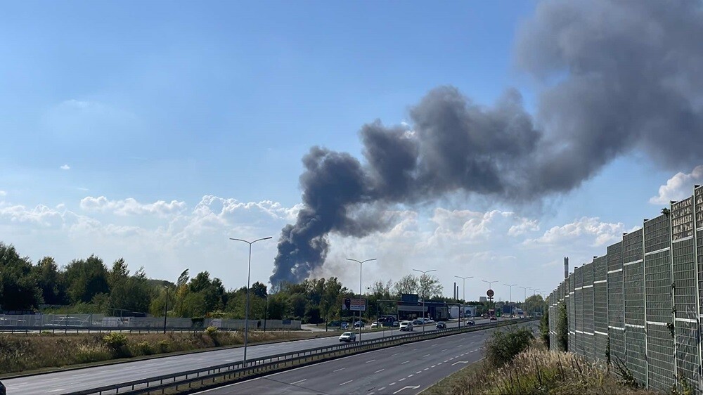 Pożar w Zabrzu: Płoną trawy i śmieci na terenach przy ulicy Sierakowskiego. / fot. Magdalena Świerczek