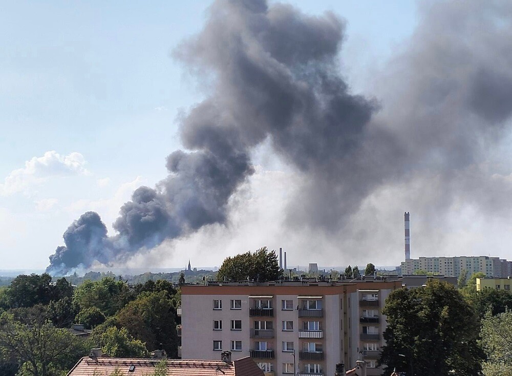 Pożar w Zabrzu: Płoną trawy i śmieci na terenach przy ulicy Sierakowskiego. / fot. Wioletta Nowak