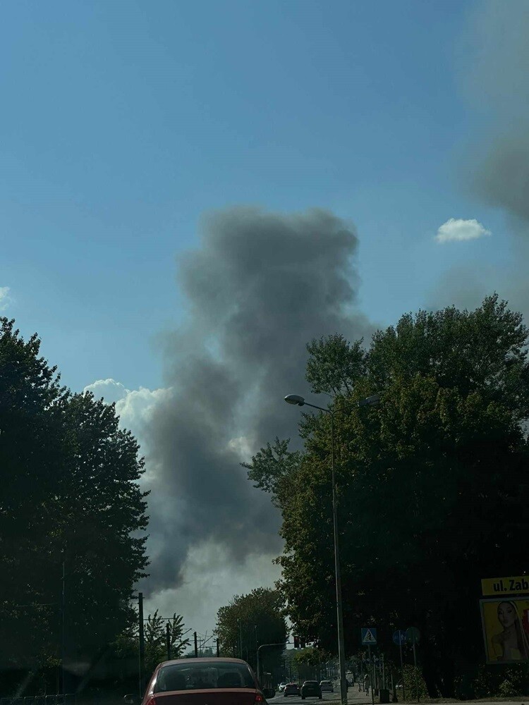 Pożar w Zabrzu: Płoną trawy i śmieci na terenach przy ulicy Sierakowskiego. / fot. Czytelnicy