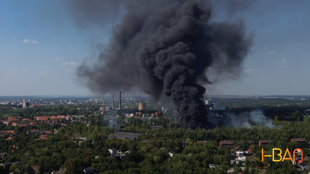 Pożar w Zabrzu: Płoną trawy i śmieci na terenach przy ulicy Sierakowskiego. / fot. I-BAN
