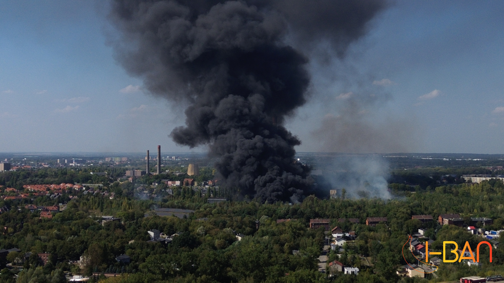 Pożar w Zabrzu: Płoną trawy i śmieci na terenach przy ulicy Sierakowskiego. / fot. I-BAN