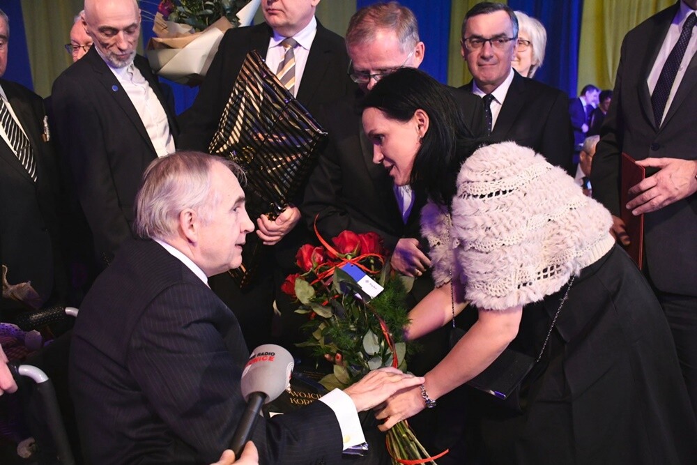 Profesor Marian Zembala, autorytet w dziedzinie kardiochirurgii, były minister zdrowia, uczestnik pierwszej udanej transplantacji serca w zespole Zbigniewa Religi, współzałożyciel Śląskiego Centrum Chorób Serca w Zabrzu obchodził wczoraj 70. urodziny. Uroczystość odbyła się w hali Pogoń w Zabrzu. Sto lat, panie Profesorze!