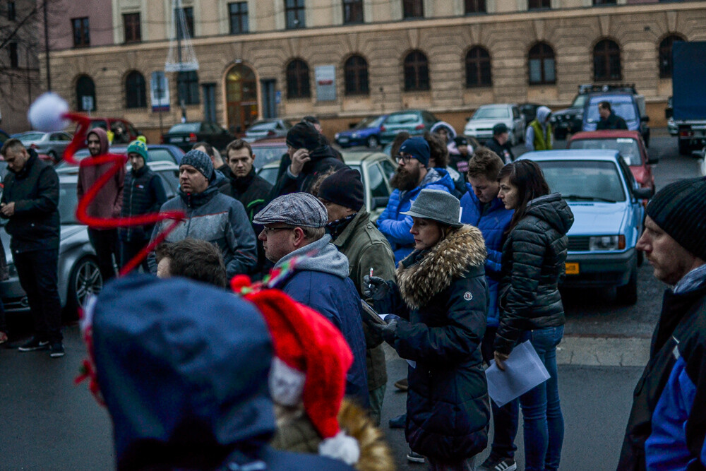 31 załóg wyjechało na ulice Zabrza w deszczowe, grudniowe popołudnie. Pojawiliśmy się na starcie zawodów, by podziwiać początek ich zmagań.