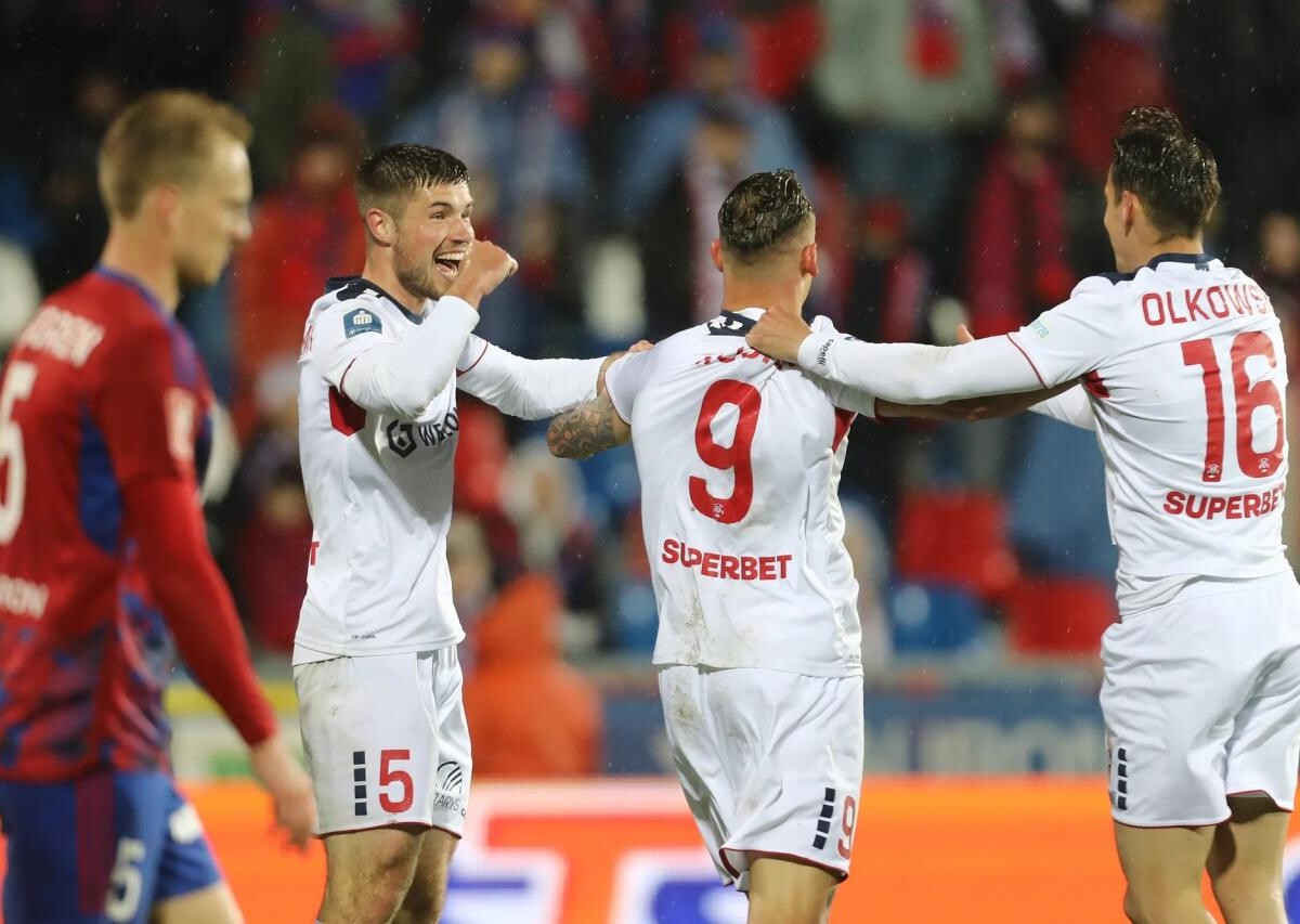 W 29. kolejce PKO BP Ekstraklasy Górnik Zabrze pokonał na wyjeździe 1:0 Raków Częstochowa. Zwycięską bramkę zdobył w doliczonym czasie gry Sebastian Musiolik, były zawodnik Medalików / fot. Górnik Zabrze