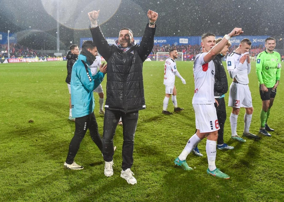 W 29. kolejce PKO BP Ekstraklasy Górnik Zabrze pokonał na wyjeździe 1:0 Raków Częstochowa. Zwycięską bramkę zdobył w doliczonym czasie gry Sebastian Musiolik, były zawodnik Medalików / fot. Górnik Zabrze