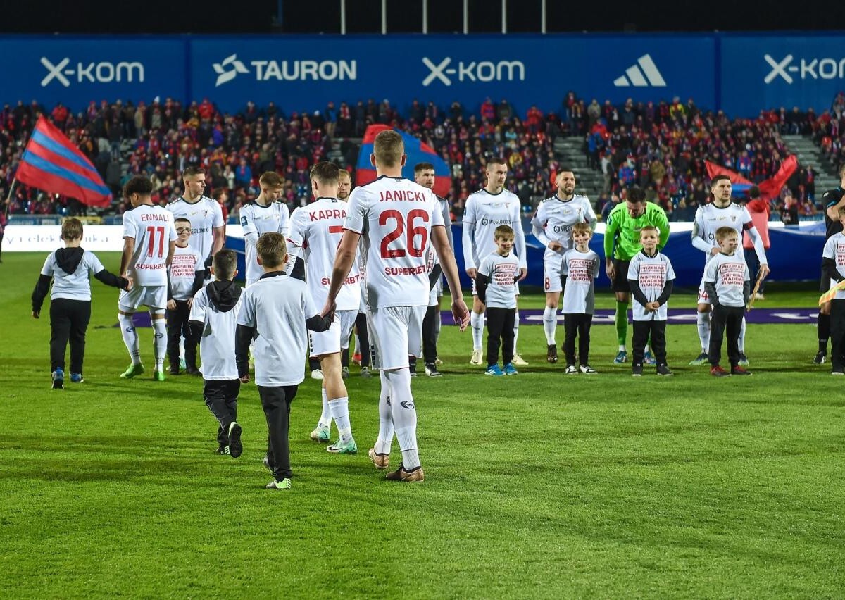 W 29. kolejce PKO BP Ekstraklasy Górnik Zabrze pokonał na wyjeździe 1:0 Raków Częstochowa. Zwycięską bramkę zdobył w doliczonym czasie gry Sebastian Musiolik, były zawodnik Medalików / fot. Górnik Zabrze