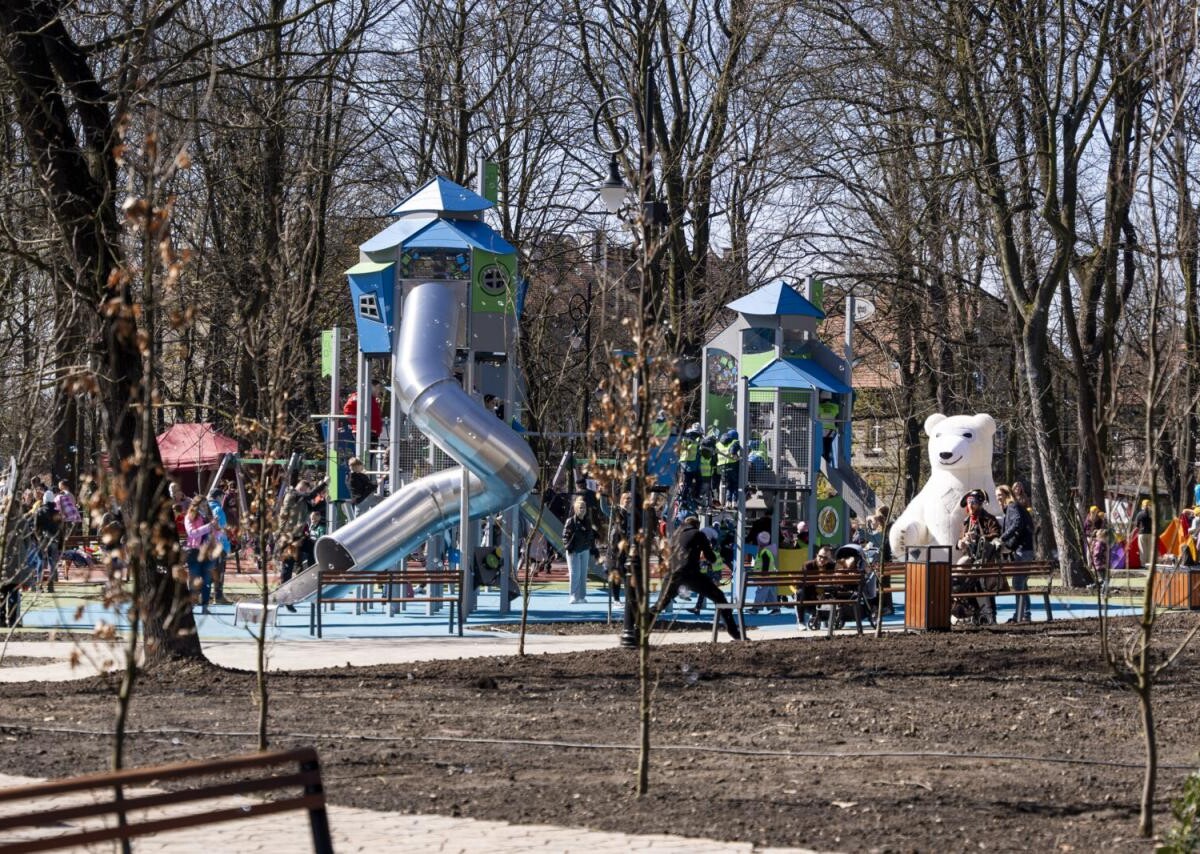 Po gruntownej modernizacji, sfinansowanej ze środków norweskich, mieszkańcom ponownie udostępniony został Park Hutniczy / fot. UM Zabrze