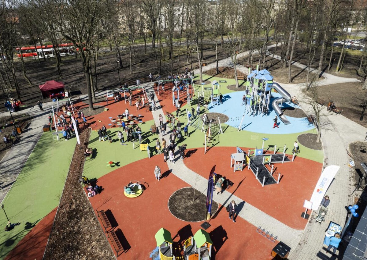 Po gruntownej modernizacji, sfinansowanej ze środków norweskich, mieszkańcom ponownie udostępniony został Park Hutniczy / fot. UM Zabrze