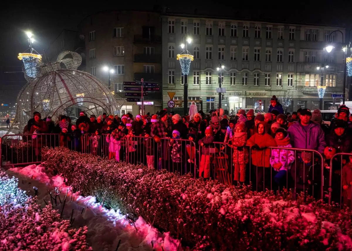 Rozświetlono choinkę na placu Wolności! Najmłodszych zabrzan odwiedził Mikołaj / fot. FB Małgorzata Mańka-Szulik
