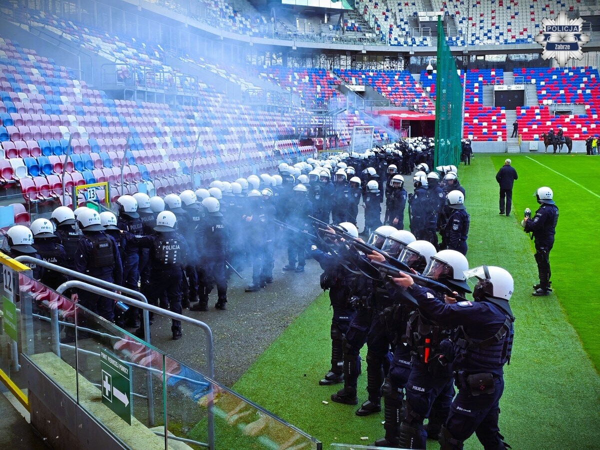 Śląscy policjanci ćwiczyli na zabrzańskim stadionie, doskonaląc umiejętności w zakresie zabezpieczania imprez masowych i przywracania porządku publicznego. Szkolenie obejmowało interwencje w sytuacjach kryzysowych.