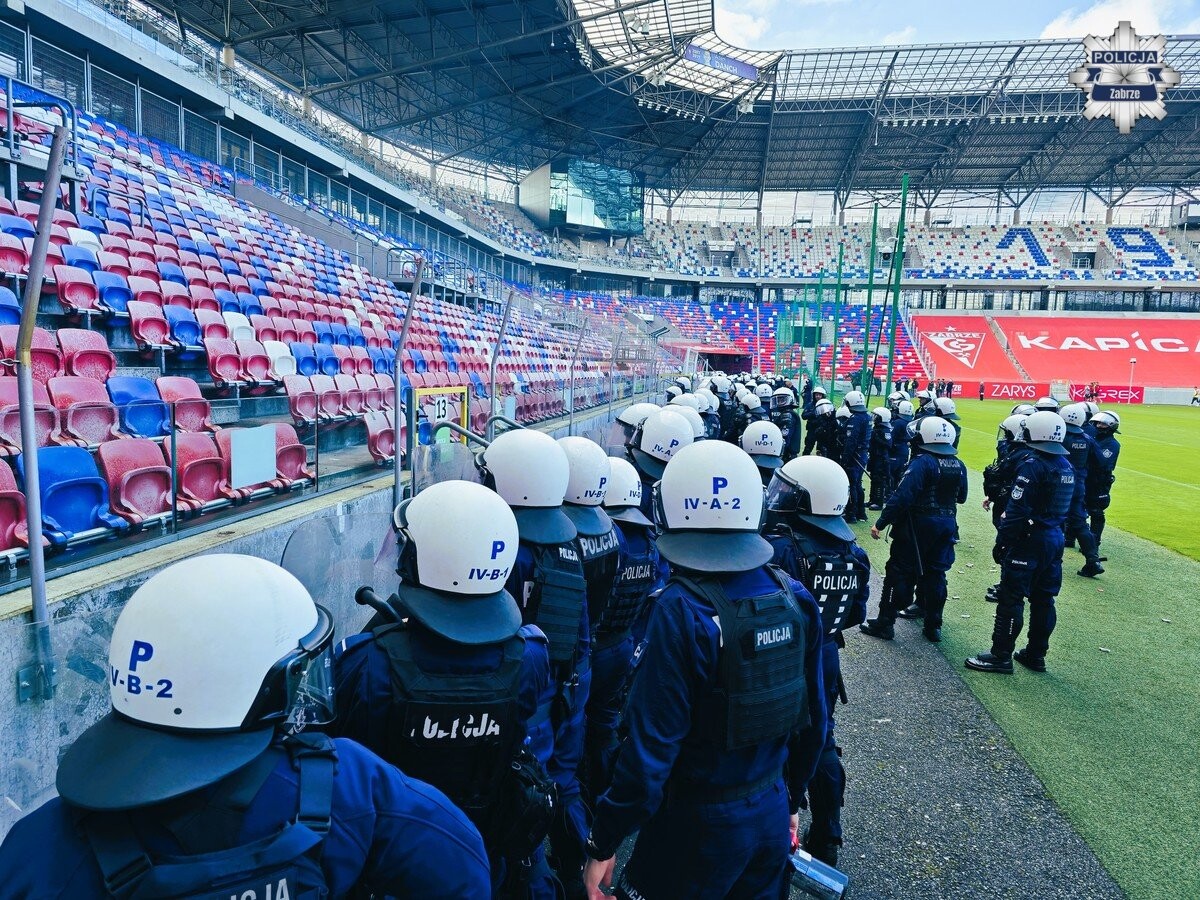 Śląscy policjanci ćwiczyli na zabrzańskim stadionie, doskonaląc umiejętności w zakresie zabezpieczania imprez masowych i przywracania porządku publicznego. Szkolenie obejmowało interwencje w sytuacjach kryzysowych.