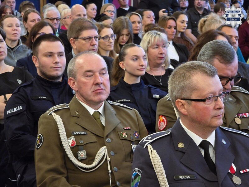 Ślubowanie uczniów klasy policyjnej w Zabrzu – nowi kandydaci do służb mundurowych [FOTO]