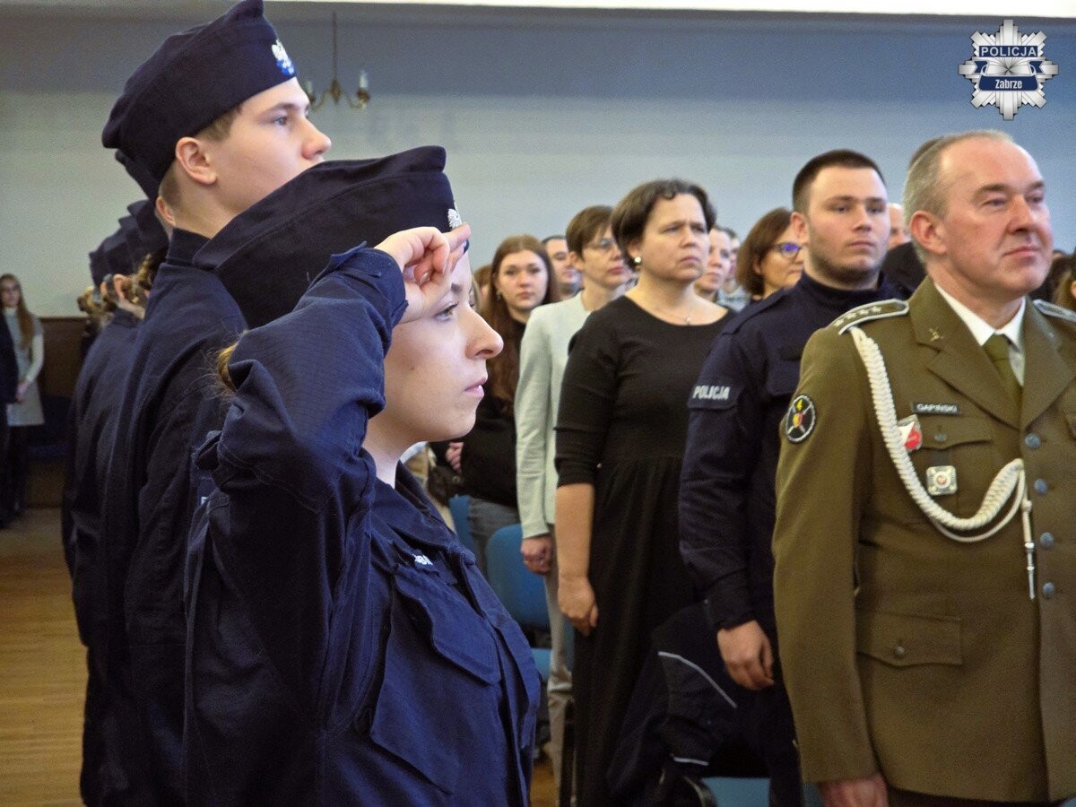 Uczniowie klasy policyjnej w Zespole Szkół Ekonomiczno-Usługowych w Zabrzu złożyli ślubowanie i otrzymali mundurowe awanse / fot. KMP Zabrze