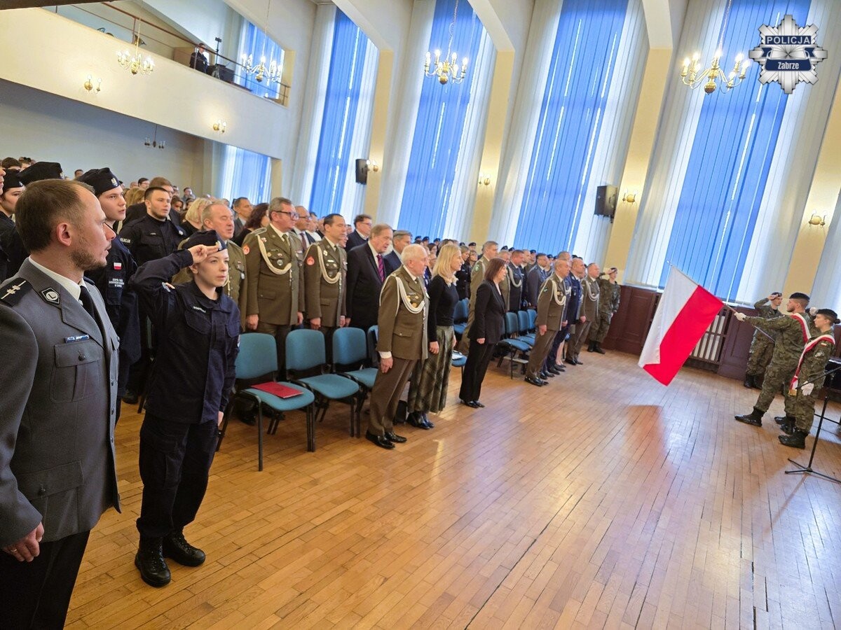 Uczniowie klasy policyjnej w Zespole Szkół Ekonomiczno-Usługowych w Zabrzu złożyli ślubowanie i otrzymali mundurowe awanse / fot. KMP Zabrze