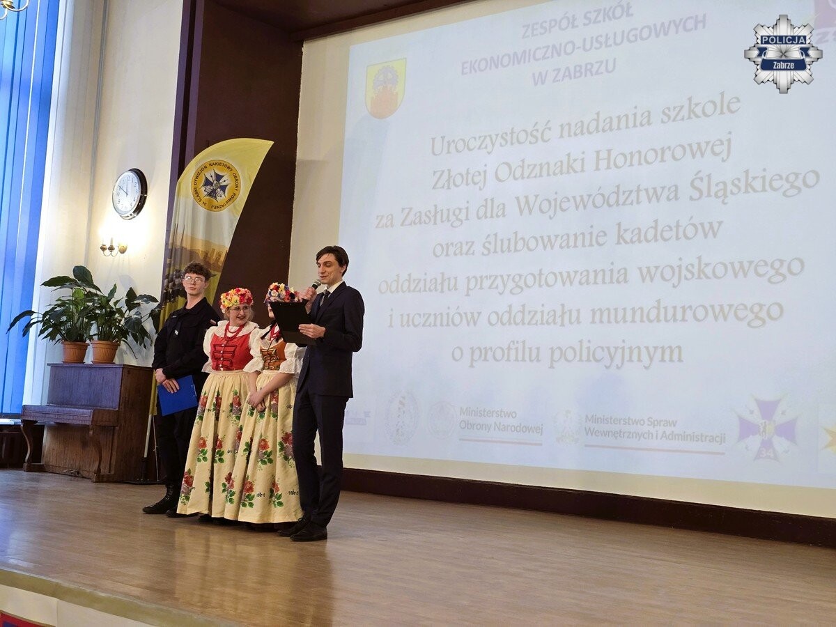 Uczniowie klasy policyjnej w Zespole Szkół Ekonomiczno-Usługowych w Zabrzu złożyli ślubowanie i otrzymali mundurowe awanse / fot. KMP Zabrze