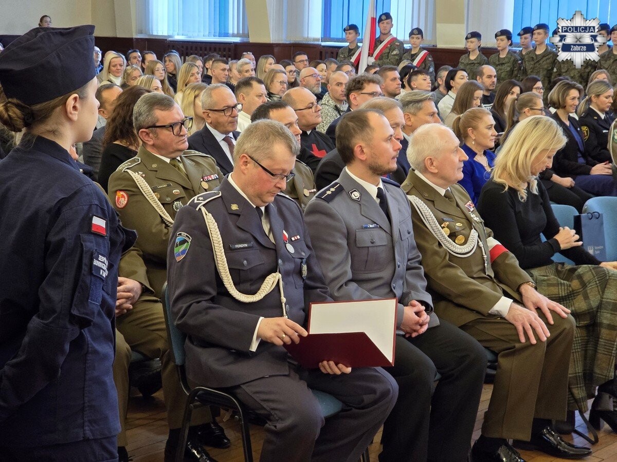 Uczniowie klasy policyjnej w Zespole Szkół Ekonomiczno-Usługowych w Zabrzu złożyli ślubowanie i otrzymali mundurowe awanse / fot. KMP Zabrze