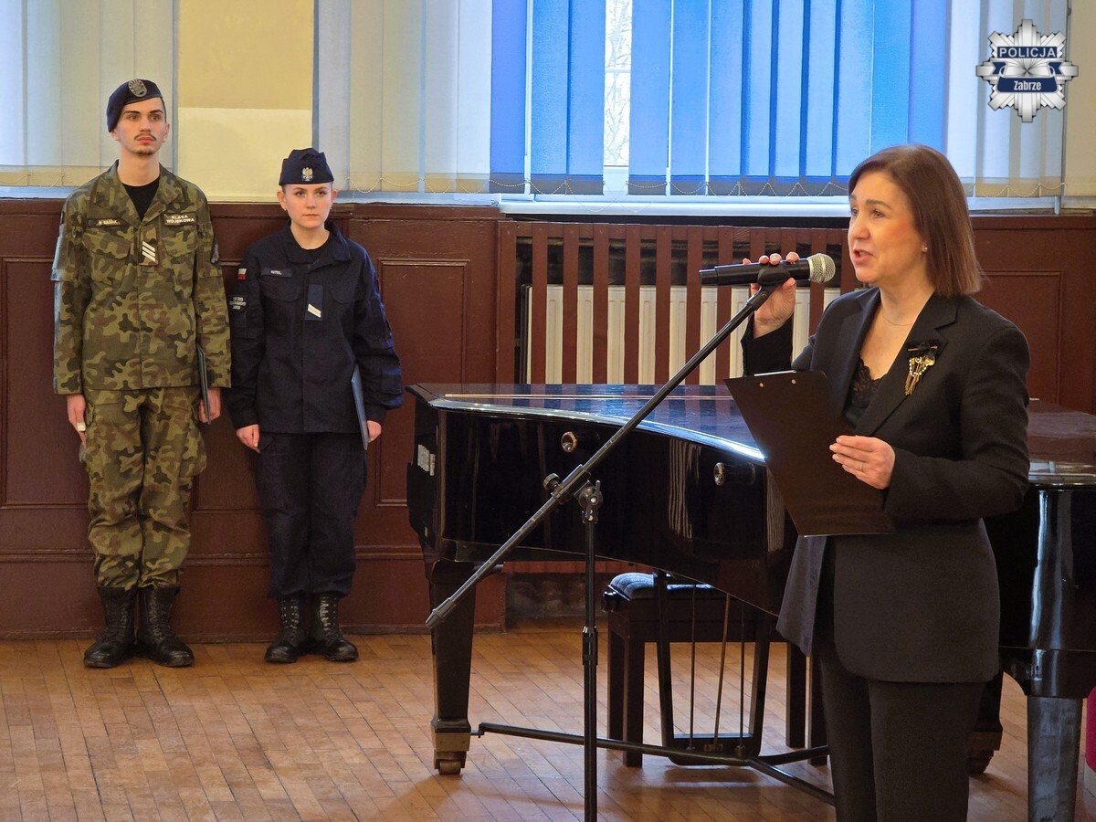 Uczniowie klasy policyjnej w Zespole Szkół Ekonomiczno-Usługowych w Zabrzu złożyli ślubowanie i otrzymali mundurowe awanse / fot. KMP Zabrze