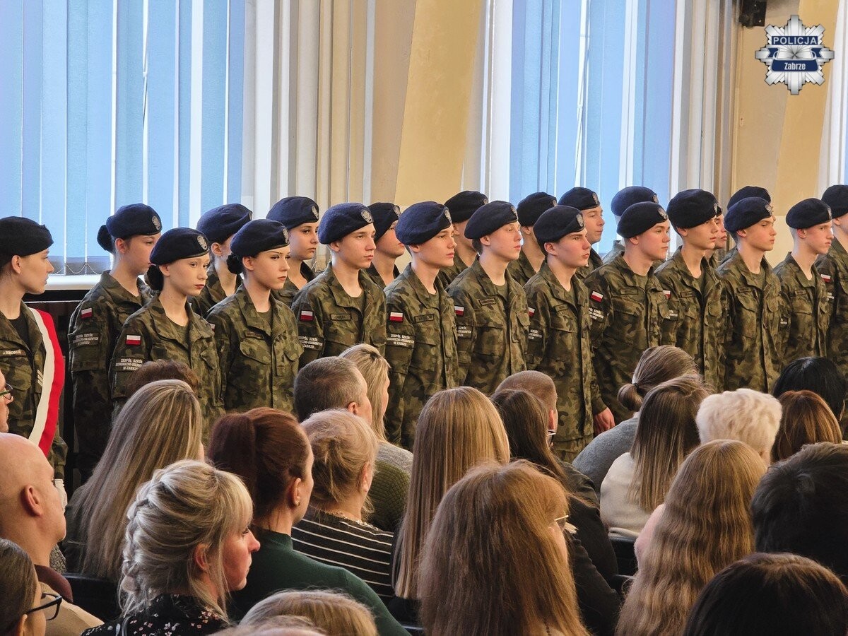 Uczniowie klasy policyjnej w Zespole Szkół Ekonomiczno-Usługowych w Zabrzu złożyli ślubowanie i otrzymali mundurowe awanse / fot. KMP Zabrze
