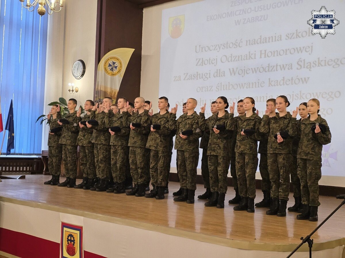 Uczniowie klasy policyjnej w Zespole Szkół Ekonomiczno-Usługowych w Zabrzu złożyli ślubowanie i otrzymali mundurowe awanse / fot. KMP Zabrze