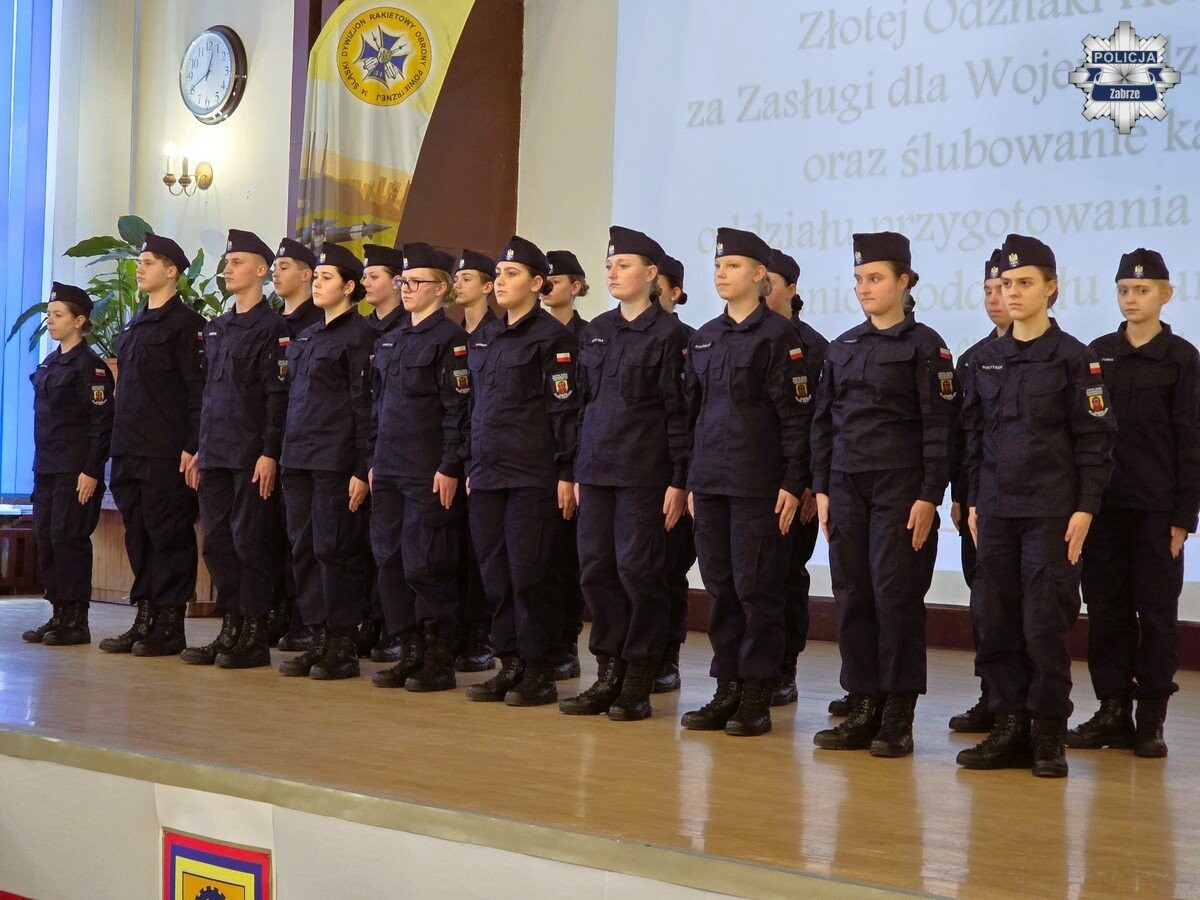 Uczniowie klasy policyjnej w Zespole Szkół Ekonomiczno-Usługowych w Zabrzu złożyli ślubowanie i otrzymali mundurowe awanse / fot. KMP Zabrze