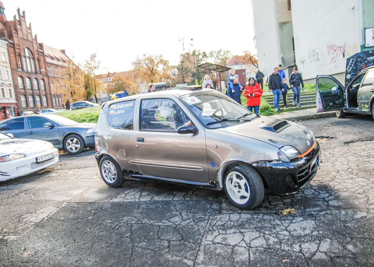 30 zgłoszonych załóg, ryk silników, zapach spalin i palonej gumy. Było głośno, kolorowo o bardzo emocjonująco na 2, edycji zawodów KJS Rally Zabrze.