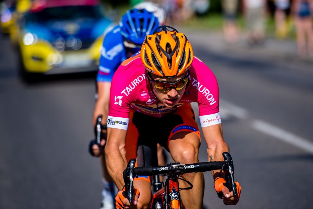 Wczoraj zakończył się trzeci etap wielkiego święta kolarstwa &#8211; Tour de Pologne. Na tym odcinku kolarze wystartowali z samego serca śląskiej aglomeracji, chorzowskiego Stadionu Śląskiego, po czym skierowali się trasą na południe. Po drodze czekały na nich trzy lotne premier &#8211; w Rudzie Śląskiej, Rybniku i Knurowie.