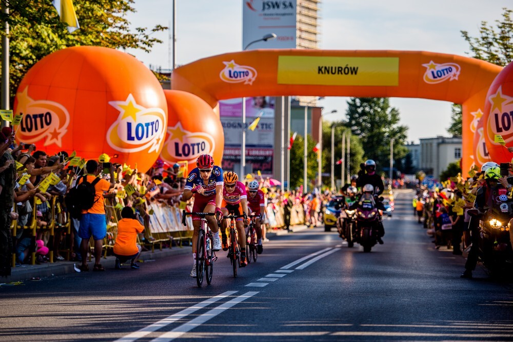 Wczoraj zakończył się trzeci etap wielkiego święta kolarstwa &#8211; Tour de Pologne. Na tym odcinku kolarze wystartowali z samego serca śląskiej aglomeracji, chorzowskiego Stadionu Śląskiego, po czym skierowali się trasą na południe. Po drodze czekały na nich trzy lotne premier &#8211; w Rudzie Śląskiej, Rybniku i Knurowie.