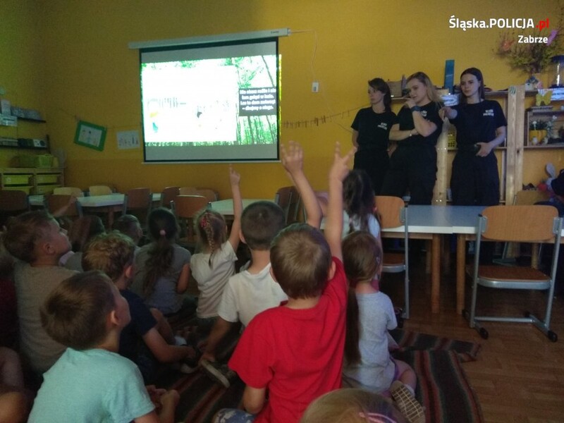 Uczniowie klasy policyjnej z wizytą w przedszkolu