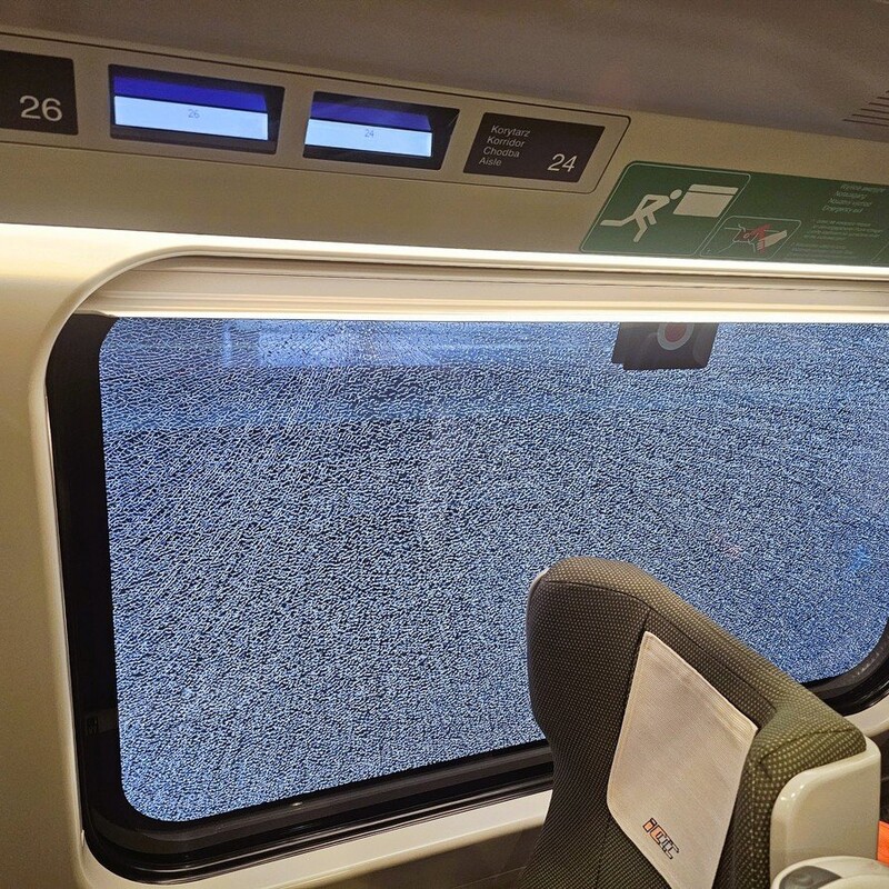 Uszkodzona szyba w pociągu Gdynia–Gliwice – policja pilnie poszukuje świadków!