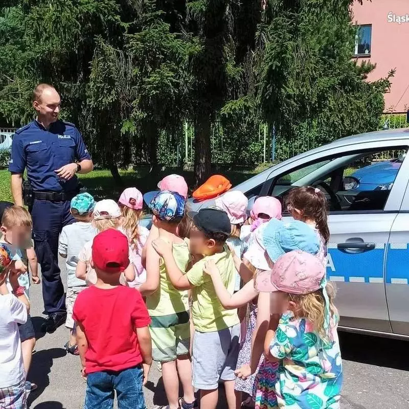 Wakacyjne spotkanie policjantów z przedszkolakami