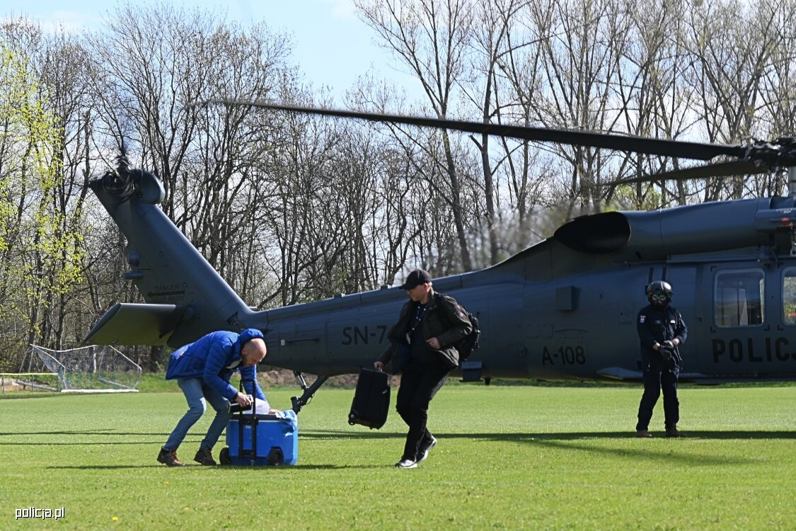 Walka o każdą minutę. Policyjny Black Hawk w dramatycznej misji ratunkowej