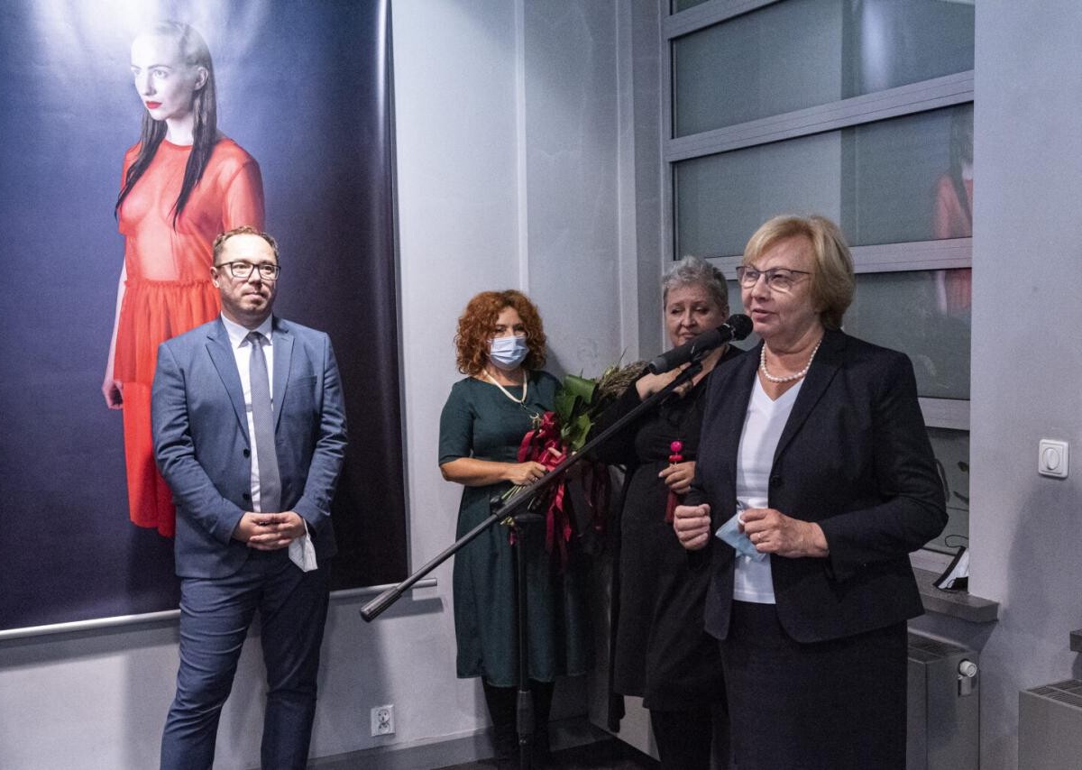 W Galerii Muzeum Miejskiego Café Silesia trwa jubileuszowa wystawa z okazji 30-lecia Instytutu Fotografii Kreatywnej Uniwersytetu Śląskiego w Opawie.