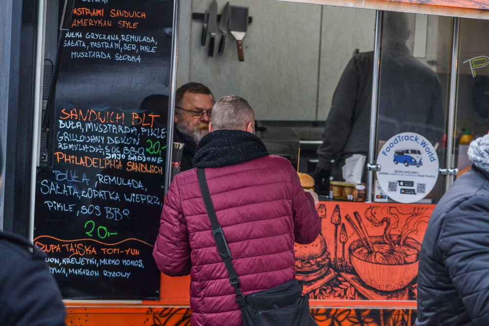 Przy centrum handlowym Platan rozłożyła się scena i miasteczko food truck'owe. Od wczesnego popołudnia trwają koncerty, prezentacje, a wieczorem...